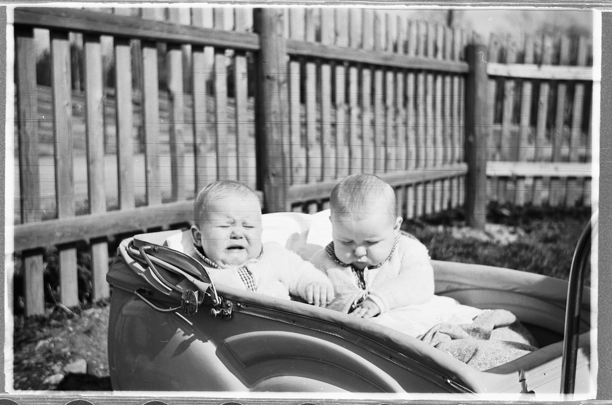 Håkon Prestkværn, To babyer i en bagnevogn. Tvillingene i vogna er Knut og Bjørg Svenskerud f. 1949.