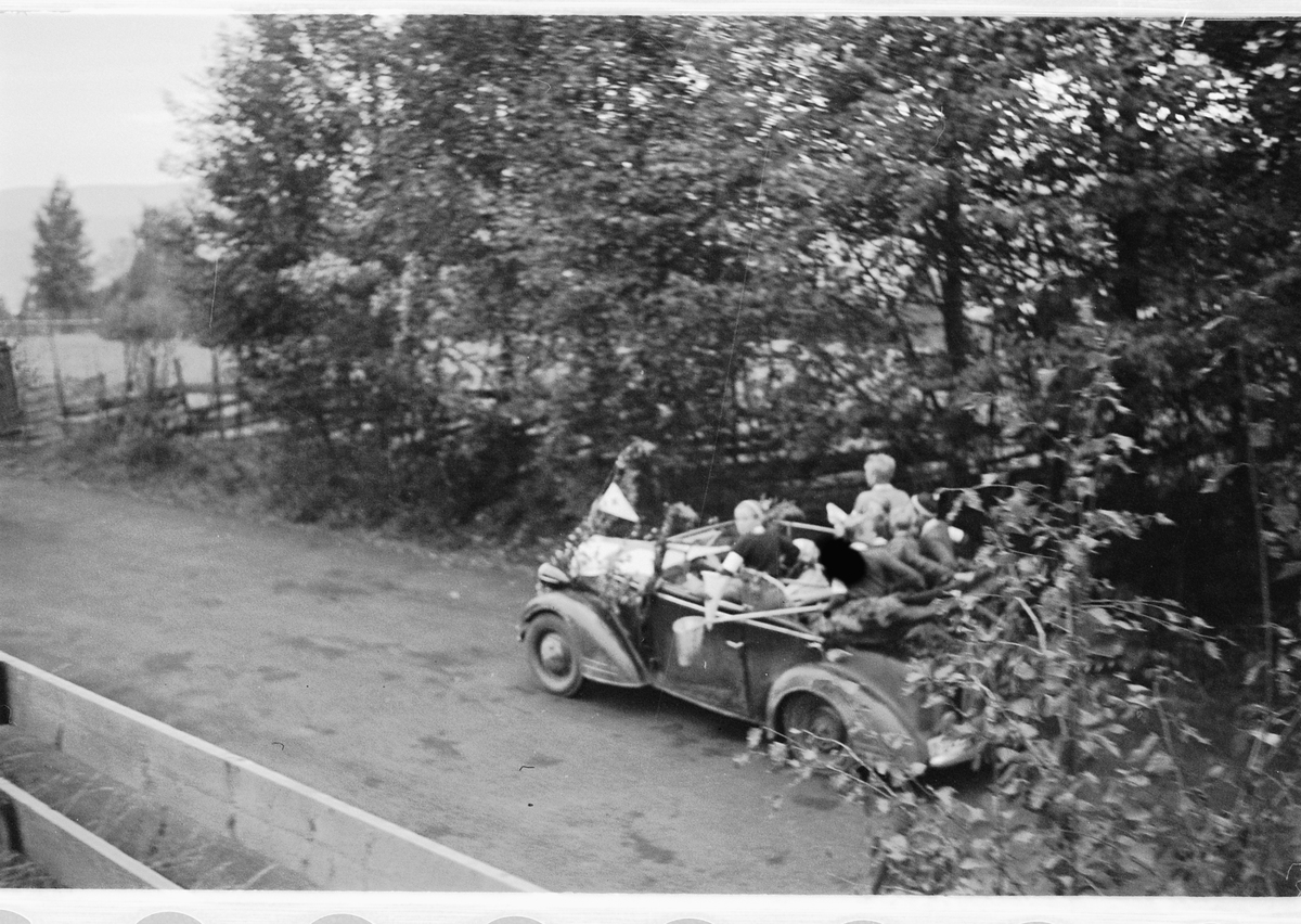 Håkon Prestkværn, Gruppe mennesker i en bil, Opel Super Six Cabriolet 1936-38.