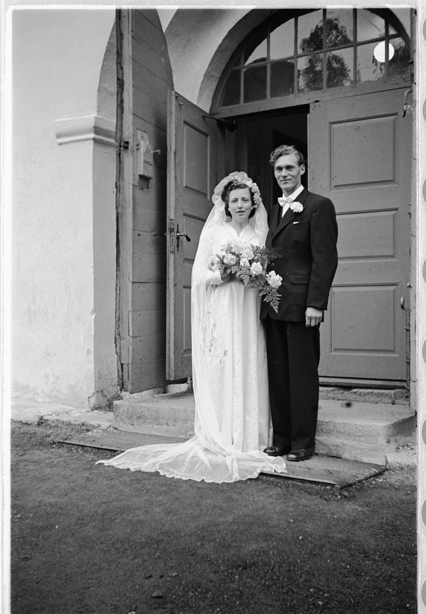Håkon Prestkværn, Bryllup. Brudepar på kirketrappa til Ringsaker kirke.