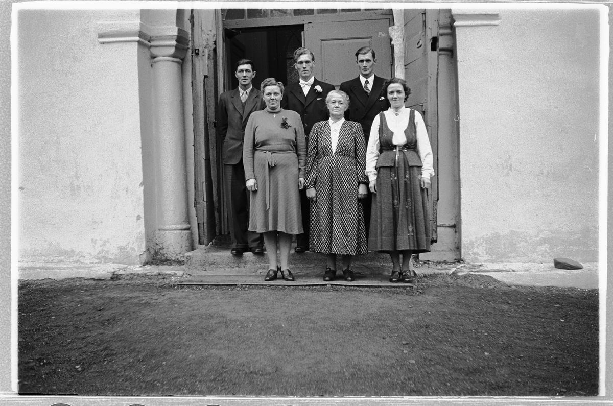 Håkon Prestkværn, Gruppe kvinner og menn på trappa til RIngsaker kirke.