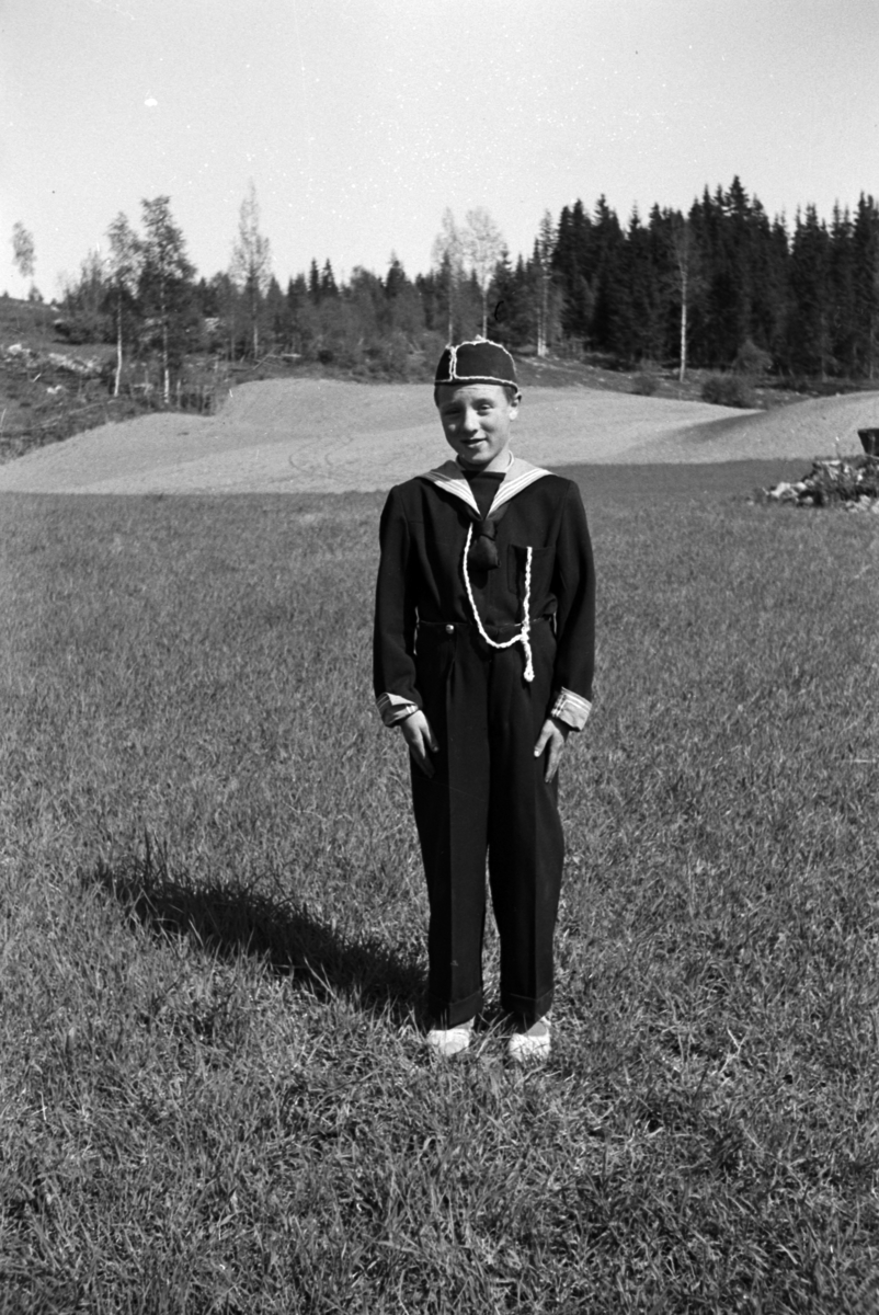 Håkon Prestkværn, Ukjent gutt med matrosdress og lue. Korpsuniform?