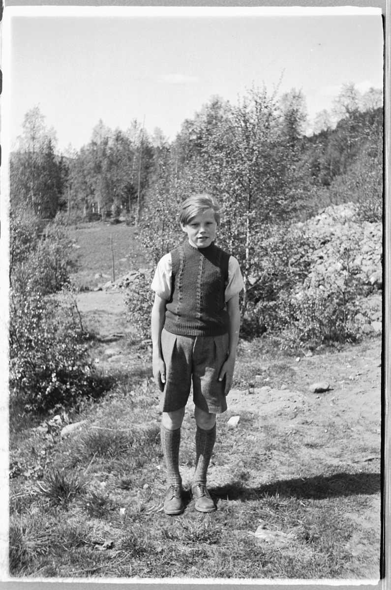 Håkon Prestkværn, Ukjent gutt i kortbukse.