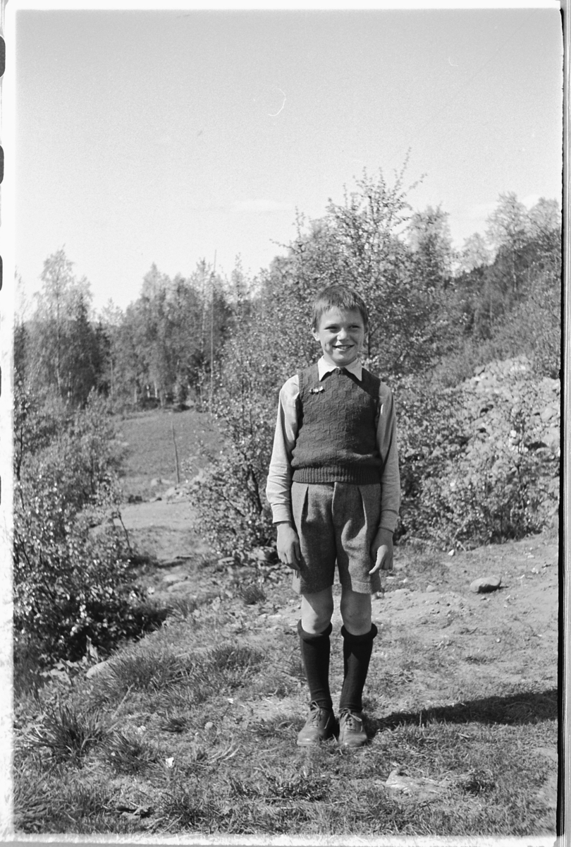Håkon Prestkværn, Ukjent gutt i kortbukse.