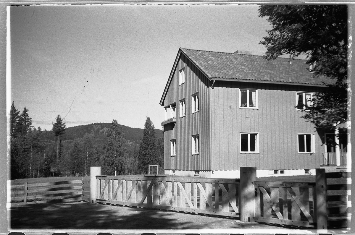Håkon Prestkværn, Ukjent hus med gjerde. Ring?