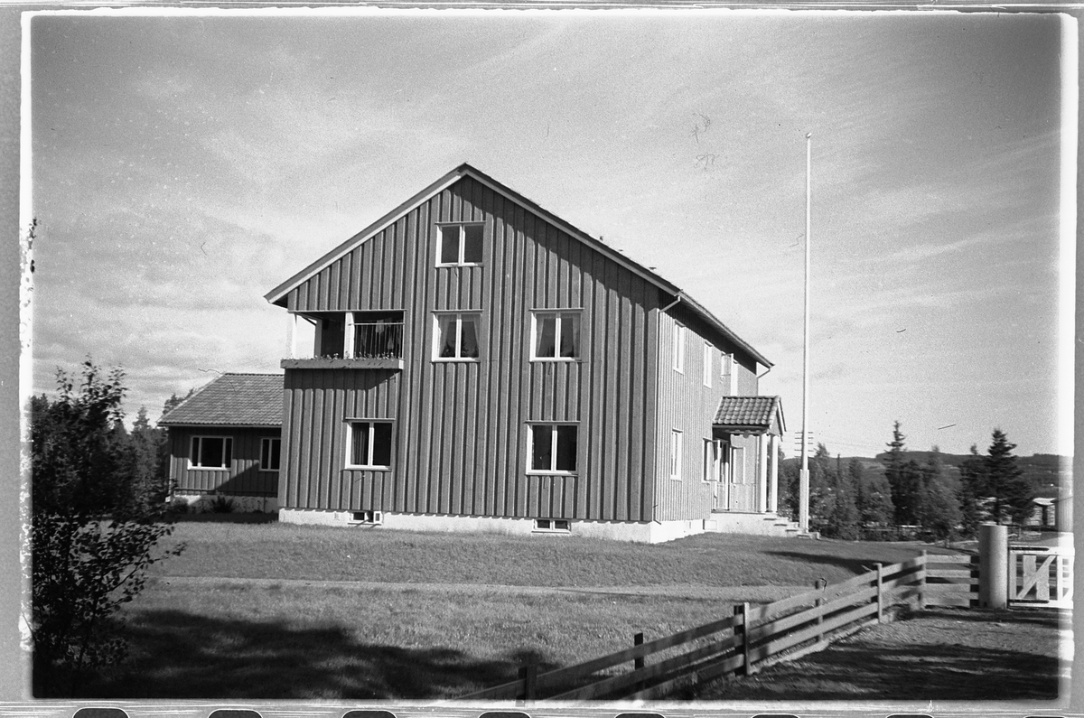 Håkon Prestkværn, Ukjent hus med gjerde. Ring?