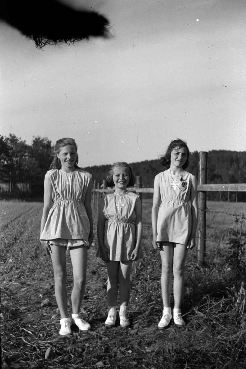 Håkon Prestkværn, Turnere: Tre jenter på et jorde, antageligvis i forbindelse med et turnstevne på Moelv Idrettspark, juni 1949.