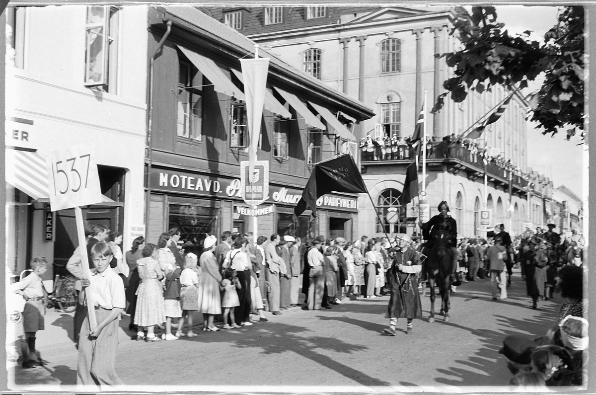 Håkon Prestkværn, OPPTOG I STRANDGATA, HAMAR, BYJUBILEET I 1949.