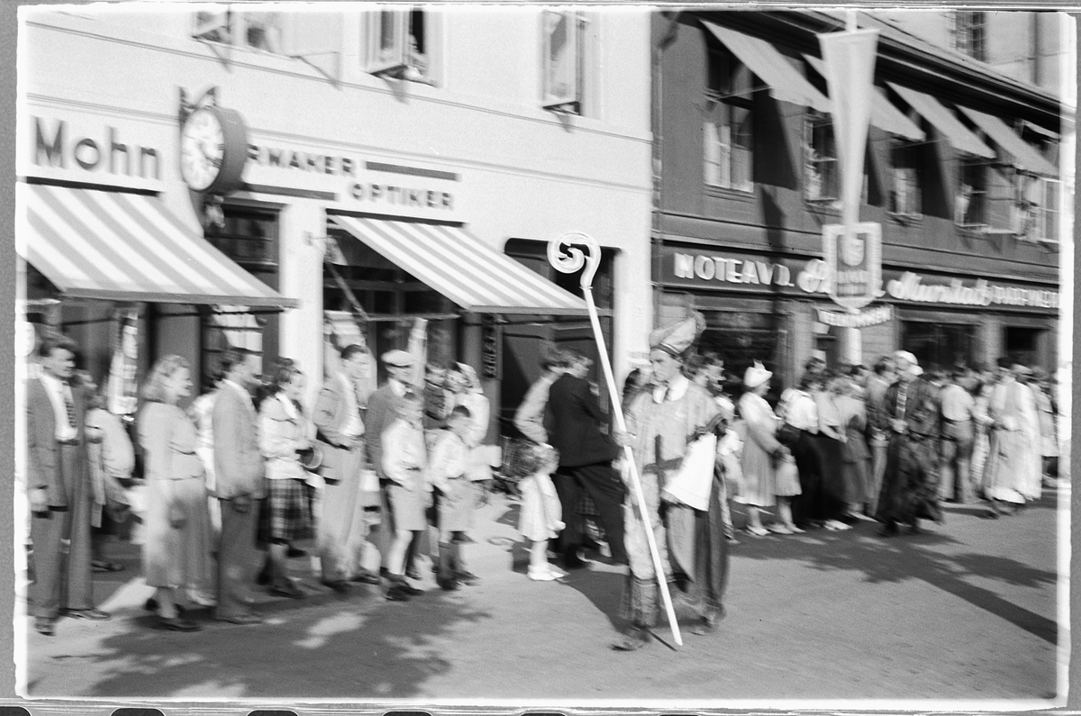 Håkon Prestkværn, OPPTAG I STRANDGATA, BYJUBILEET I 1949.