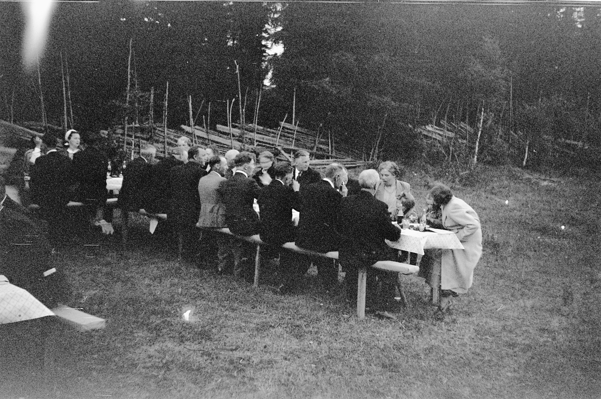 Håkon Prestkværn, Eksteriør, hage. Stor gruppe mennesker samlet rundt dekket bord.