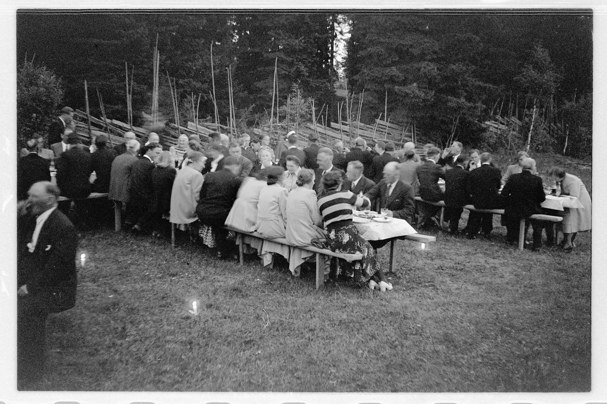 Håkon Prestkværn, Eksteriør, hage. Stor gruppe mennesker samlet rundt dekket bord.