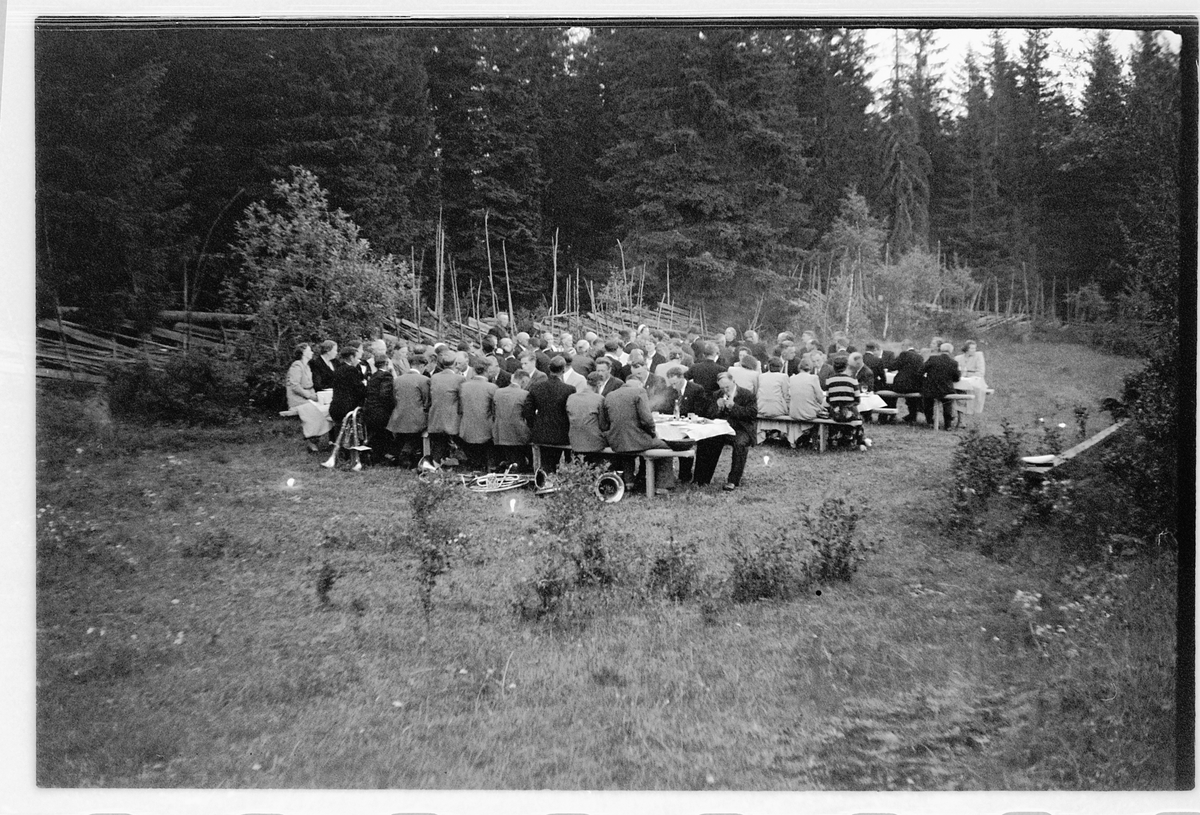 Håkon Prestkværn, Eksteriør, hage. Stor gruppe mennesker samlet rundt dekket bord.