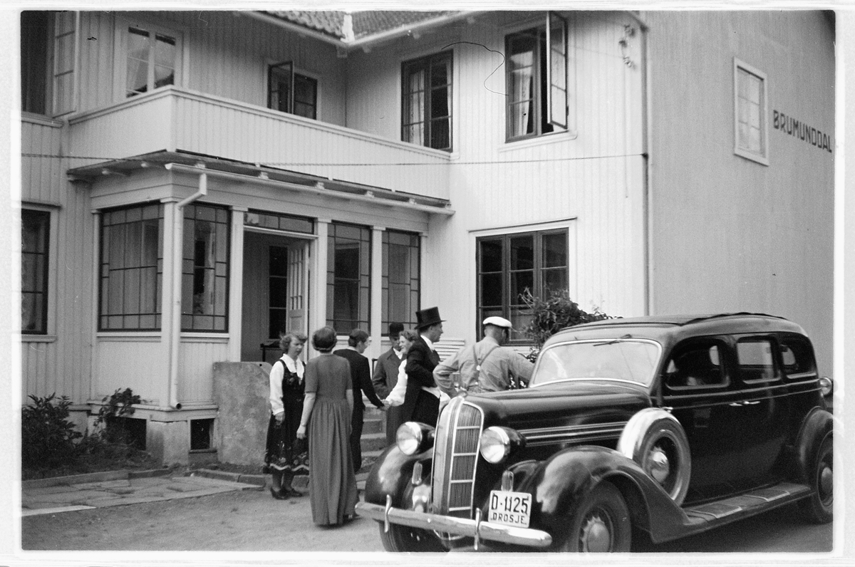 Håkon Prestkværn, DROSJEEIER MARTIN SØRUM KJØRER BRYLLUPSGJESTER FRA BRUMUNDDAL HOTELL, DODGE DROSJEBIL, ÅRSMODELL 1936, D-1125, 7-SETER.