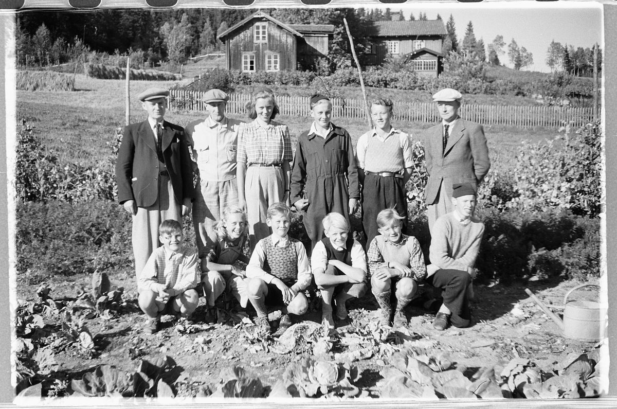 Håkon Prestkværn, Ukjent gruppe mennesker i en åker, Åsmarka