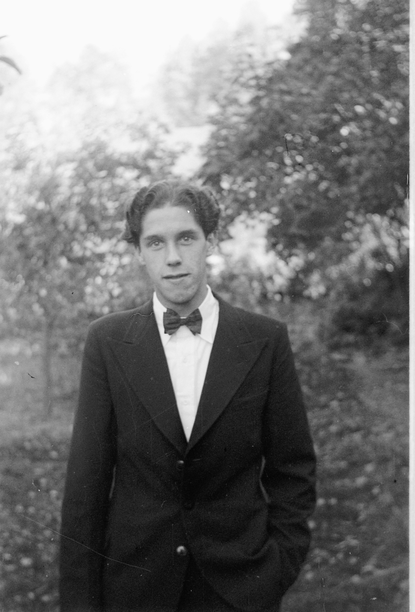 Håkon Prestkværn, Eksteriør, hage. Ukjent mann i dress.