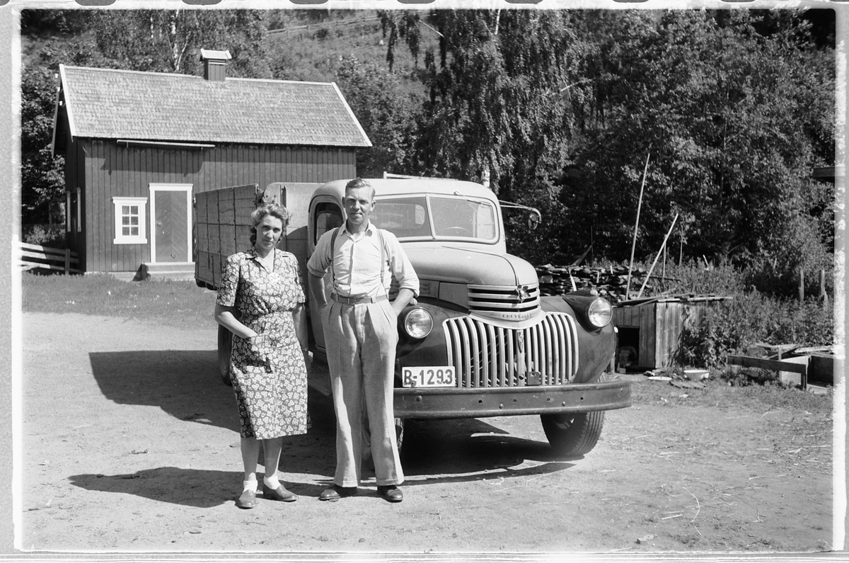 Håkon Prestkværn, Ukjent kvinne og mann ved en lastebil. Chevrolet 1946-47, østfoldregistrert (fylkesbokstav B). B-1293.