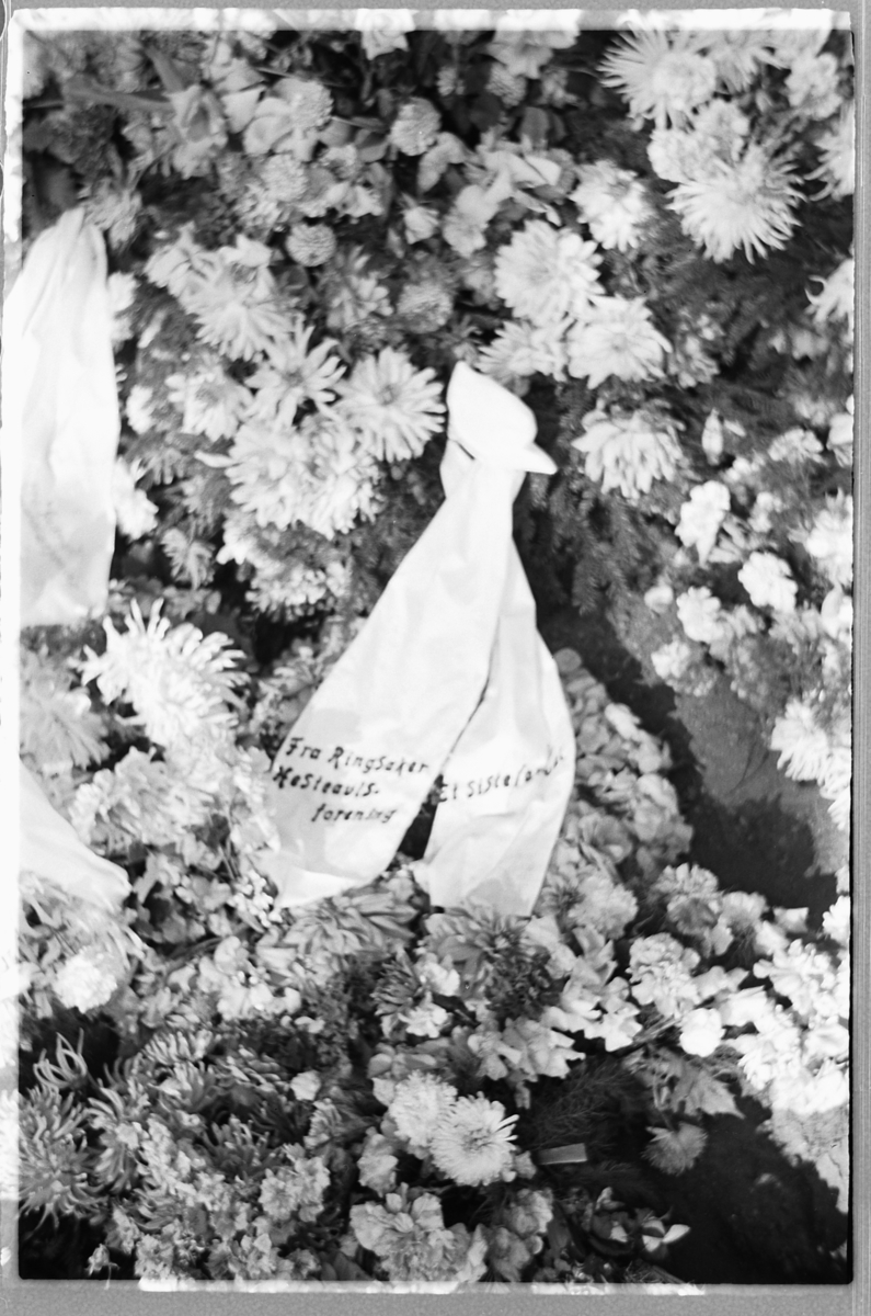 Håkon Prestkværn, En ny grav med blomsterkranser.