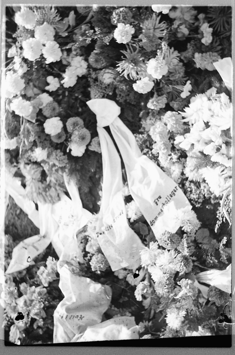 Håkon Prestkværn, En grav med blomsterkranser på en kirkegård.