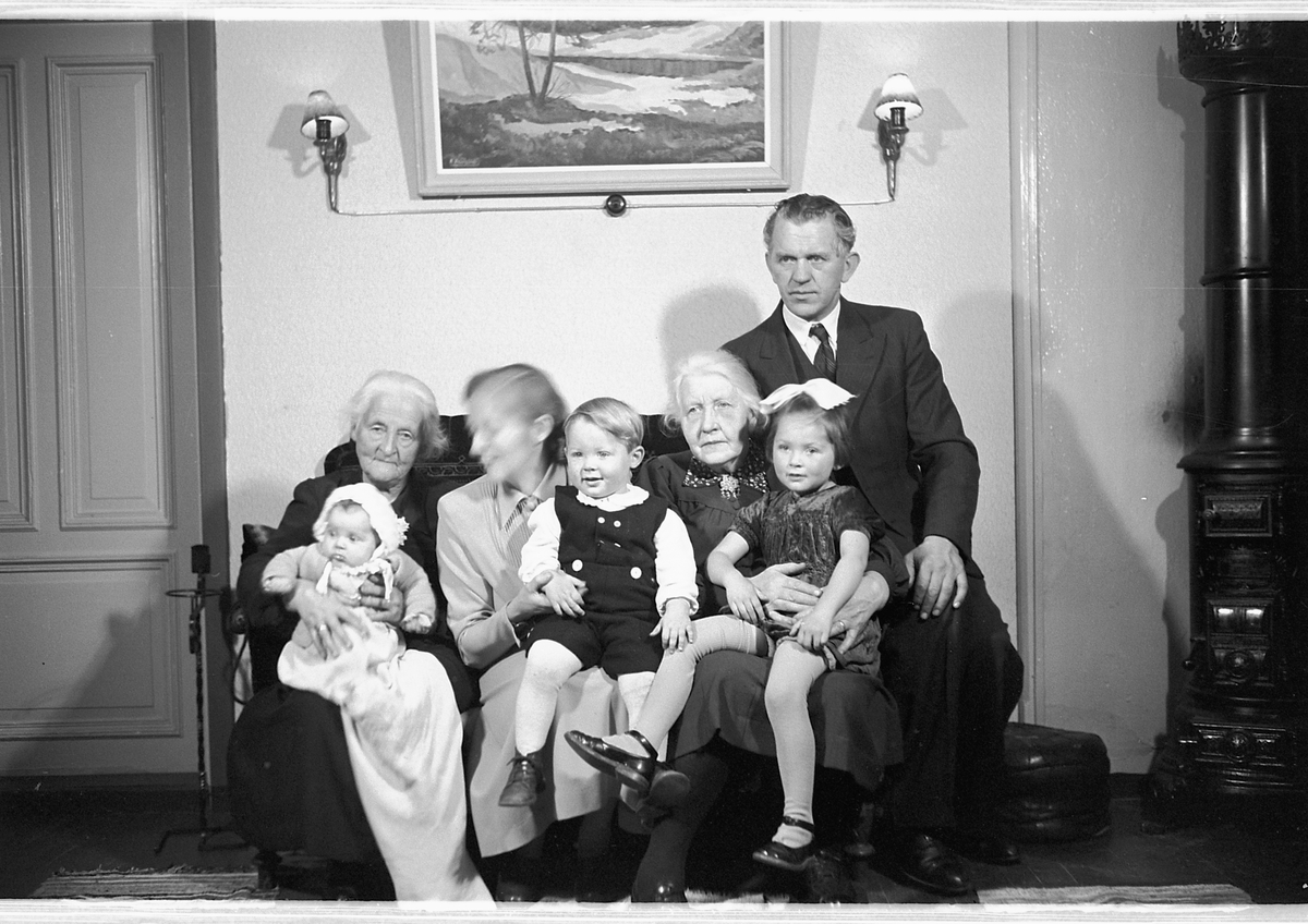 Håkon Prestkværn, Interiør, stue. Ukjent familiegruppe med en baby. Barnedåp?