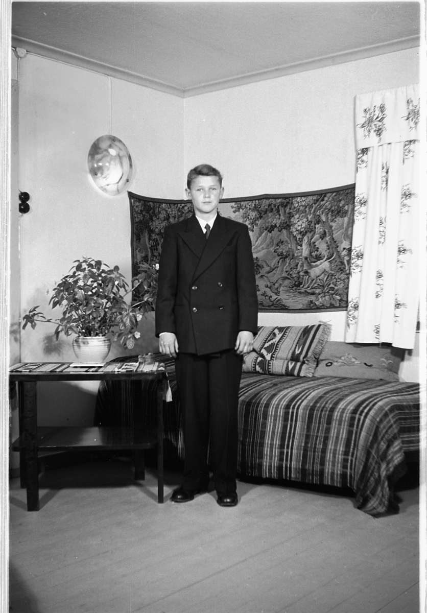 Håkon Prestkværn, Interiør, stue. Gutt i dress.