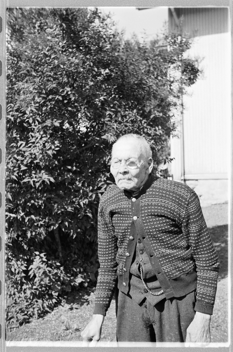 Håkon Prestkværn, Eksteriør, hage. Eldre mann.