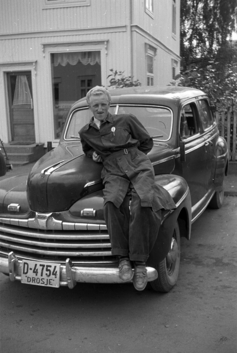 Håkon Prestkværn, Drosjesjåfør Odd Nystuen. Ford super deluxe, 1946 modell. Produsert fra 1941-1948. Drosjebil D-4754. Moelv.