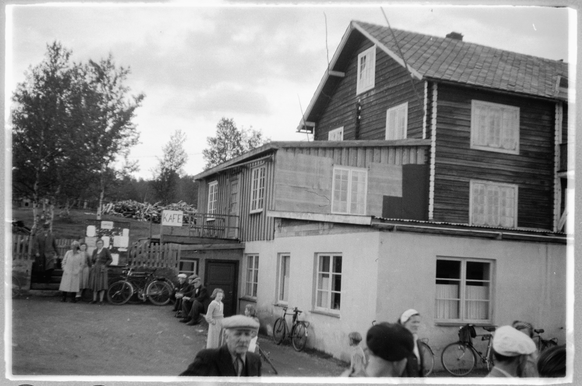 Håkon Prestkværn, Gruppe mennesker samlet utenfor en kafe. Gråten seter, Sjusjøen?