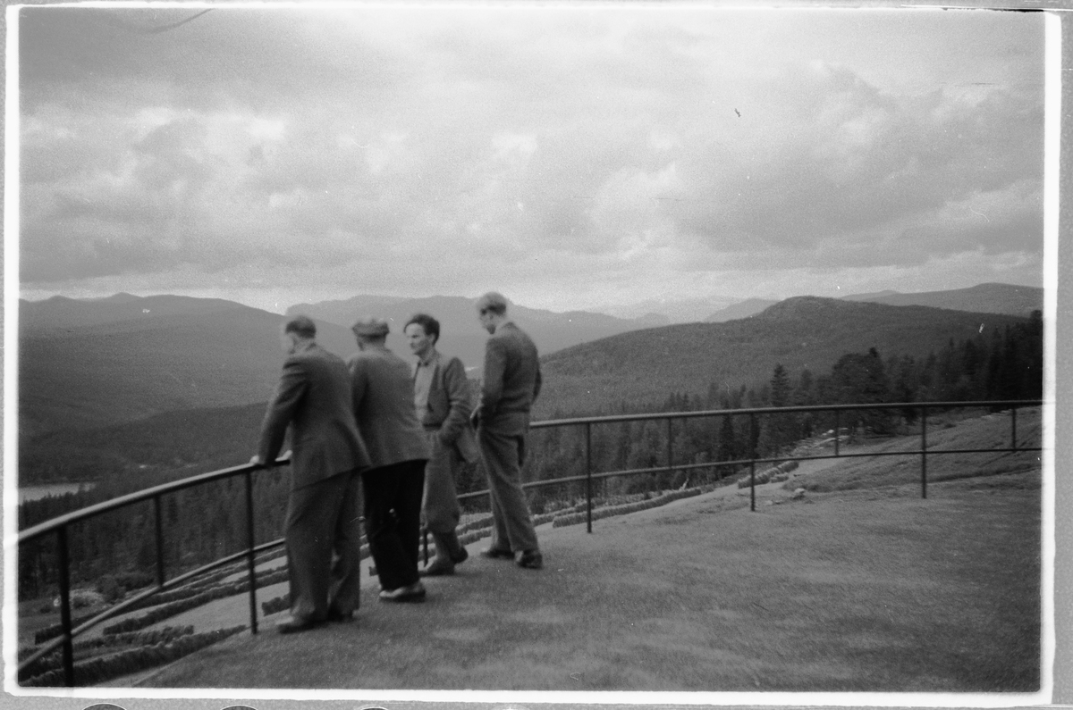 Håkon Prestkværn, Dalseter Høyfjellshotell i Espedalen Sør-Fron, Oppland, gjester på veranda.