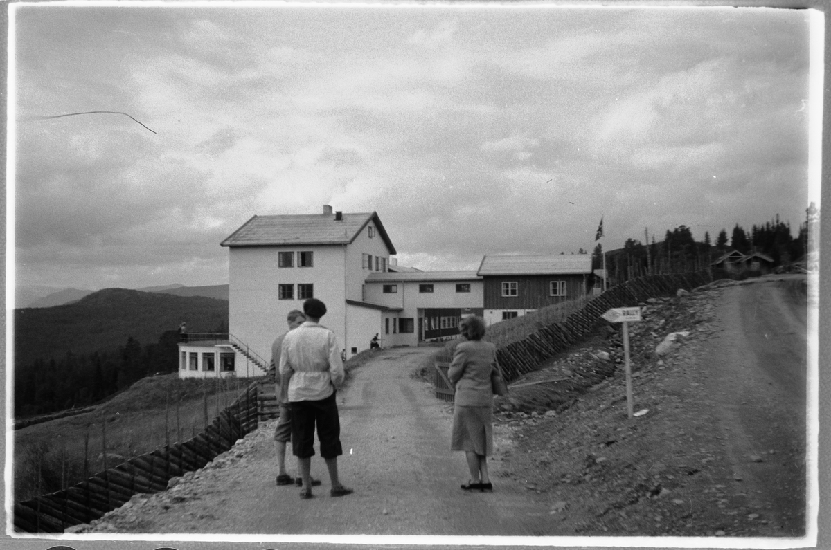 Håkon Prestkværn, To menn og ei kvinne foran Dalseter Høyfjellshotell i Sør-Fron, Oppland.