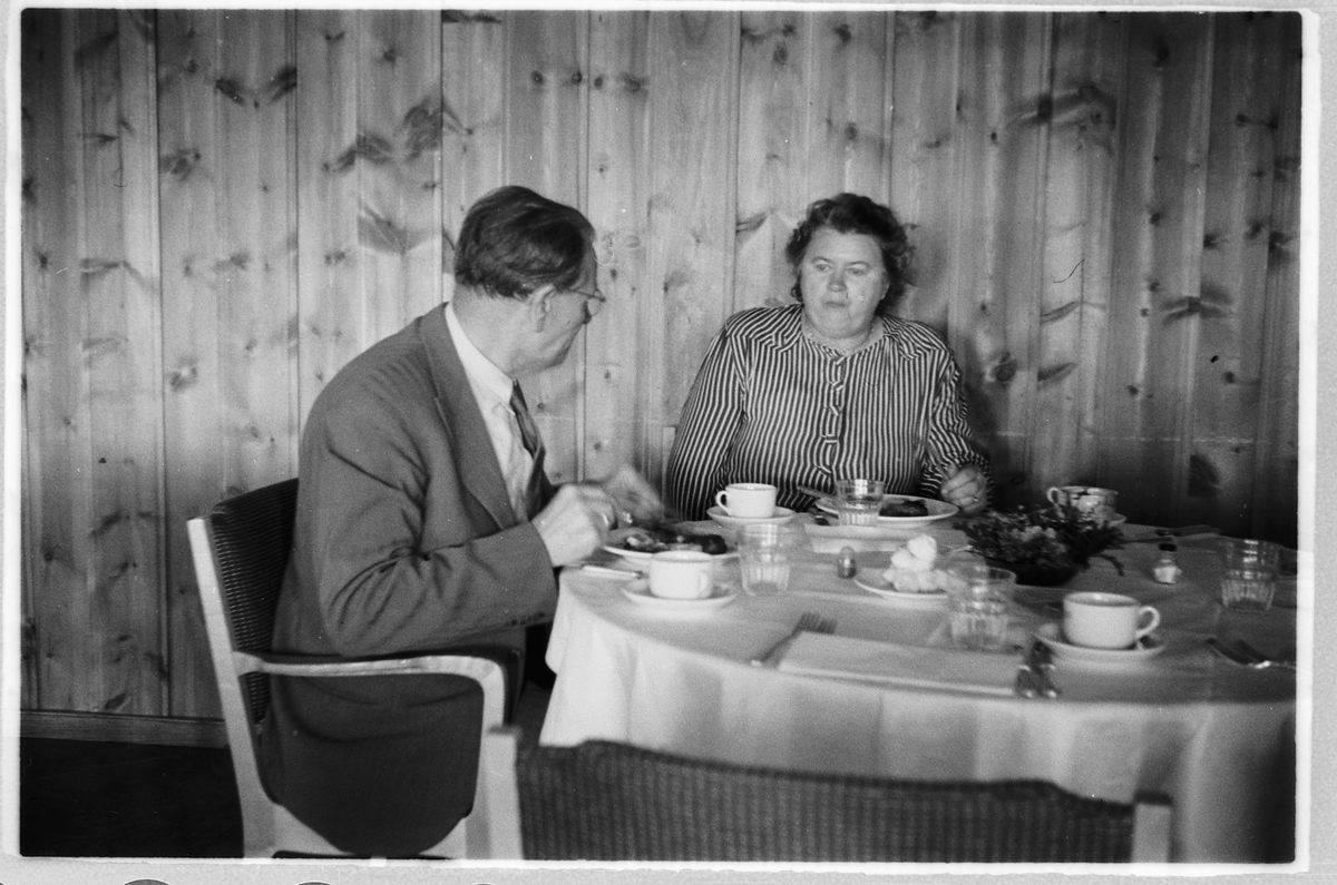 Håkon Prestkværn, Dalseter Høyfjellshotell i Espedalen Sør-Fron, Oppland,interiør,gjester,spisesal,middag.