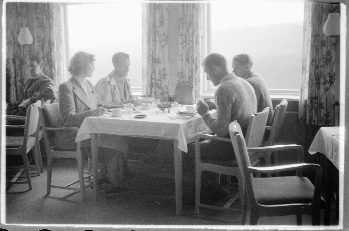 Håkon Prestkværn, Dalseter Høyfjellshotell i Sør-Fron, Oppland, restaurant,spisesal,gjester,middag.