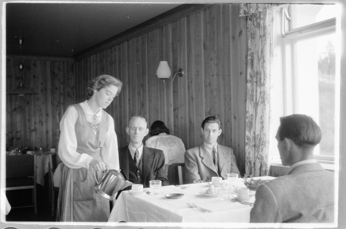 Håkon Prestkværn, Dalseter Høyfjellshotell i Sør-Fron, Oppland, spisesalen, serveringsdame, skjenke kaffe,gjester.