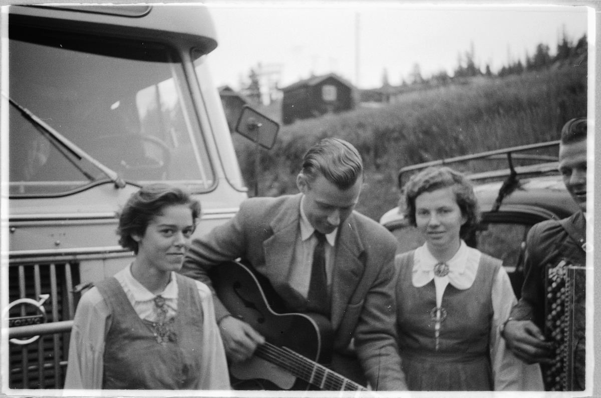 Håkon Prestkværn, To menn spiller gitar og trekkspill sammen med to kvinner.