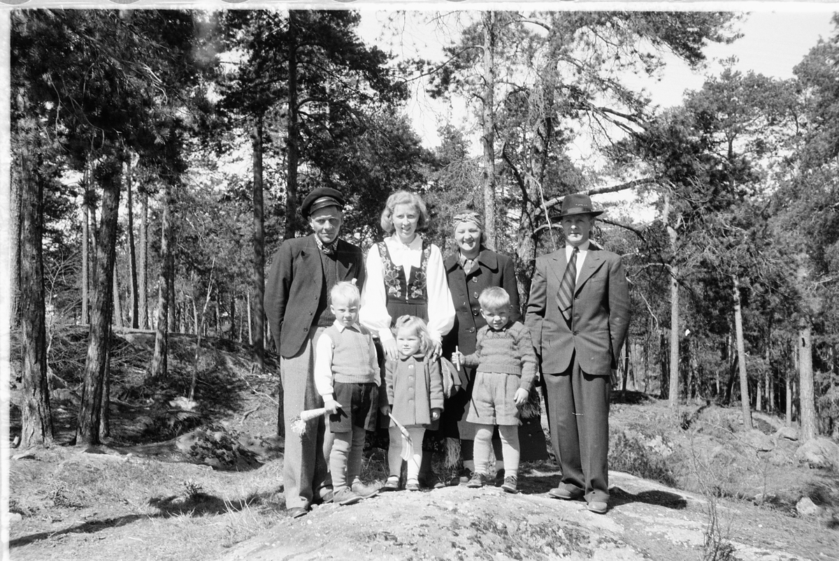 Håkon Prestkværn, Barn, menn og kvinner, den ene i bunad feirer 17. mai?