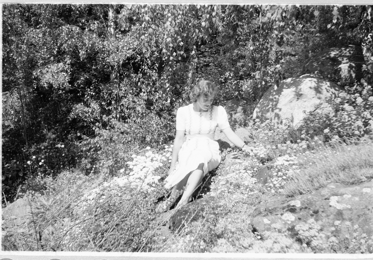 Håkon Prestkværn, Eksteriør, skog. Ukjent kvinne i kjole med blomster rundt seg.
