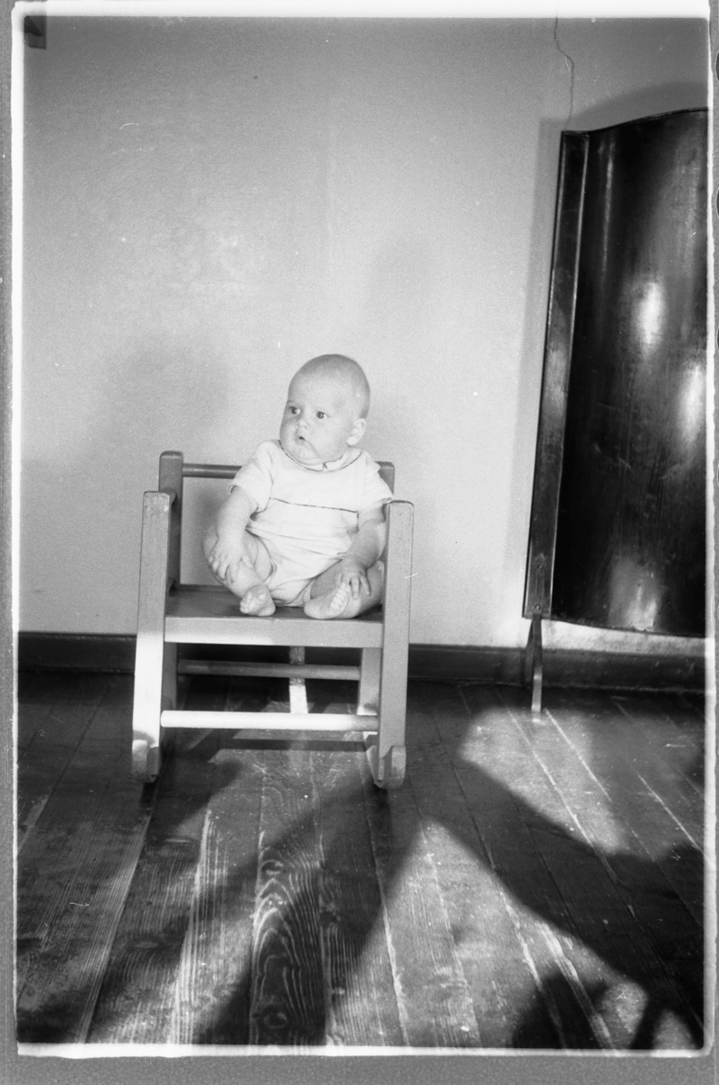 Håkon Prestkværn, En baby sitter i en stol.