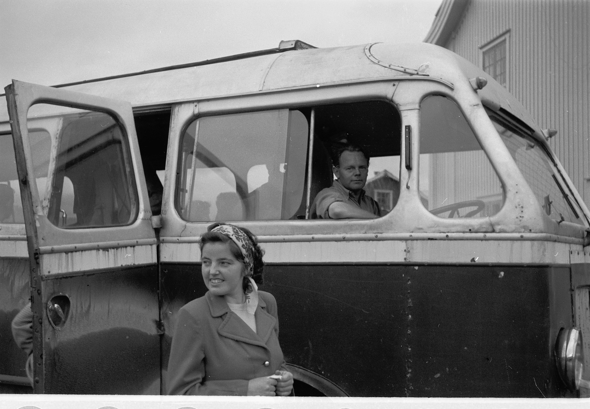 Håkon Prestkværn, D-2968, BUSSTUR FRA MOELV, ukjent kvinne og bussjafør ved Valdres Samvirkelag i Fagernes, Oppland.