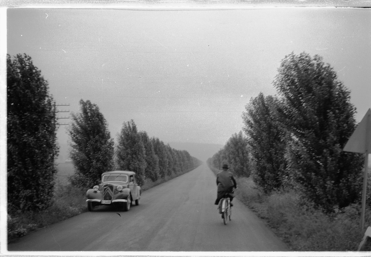 Håkon Prestkværn, Bil og syklist på en landevei. Citroën. Modellen var i produksjon 1935-1955.