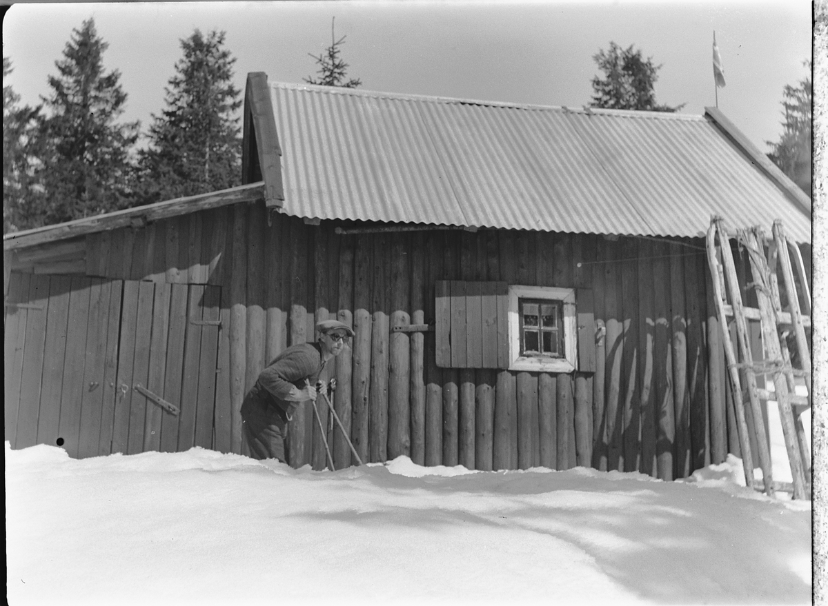 Ole M Martinsen, HYTTE, Solås. Ukjent mann med solbriller på ski. Hytta til Ole M. Martinsen (Spånestad) lå på Ruskåsen vest, Løten almenning. Det ble bygd ny hytte av familien Fuglebrenden på samme sted på 1970-tallet (Sportskapellet).