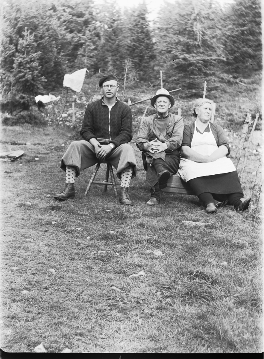 Ole M Martinsen, Eksteriøs, skog. To menn i nikkers og ei kvinne med forkle.
