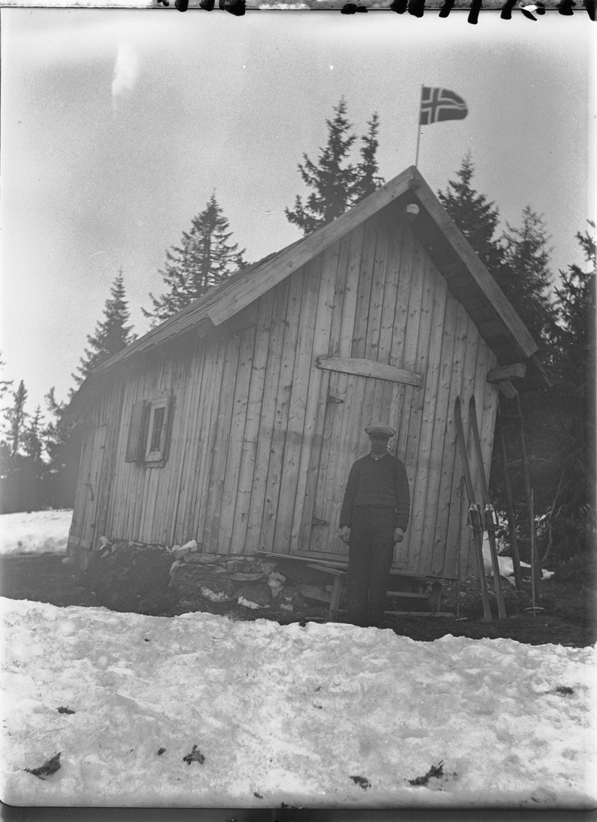 Ole M Martinsen, HYTTE, Solås med det norske flagget. Ukjent sted. Hytta til Ole M. Martinsen (Spånestad) lå på Ruskåsen vest, Løten almenning. Det ble bygd ny hytte av familien Fuglebrenden på samme sted på 1970-tallet (Sportskapellet).