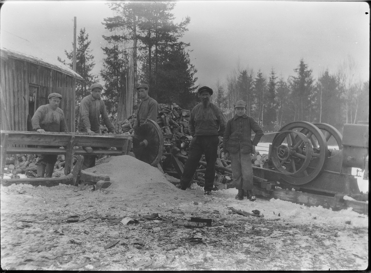Ole M Martinsen, VEDKAPPING MED BENSINDREVET MOTOR. Kappsag, ukjente.