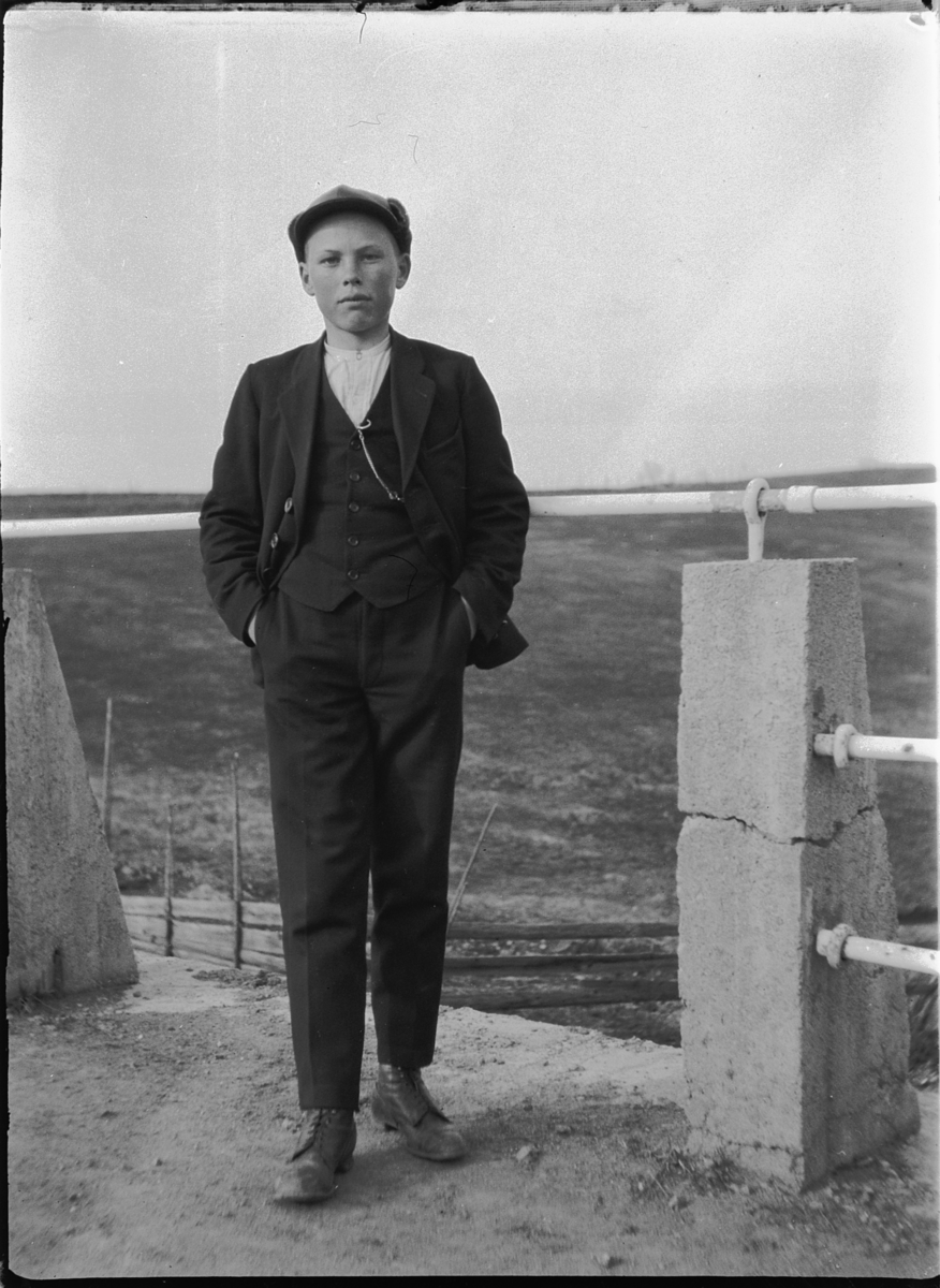Ole M Martinsen, Ukjent gutt ved et rekkverk.
