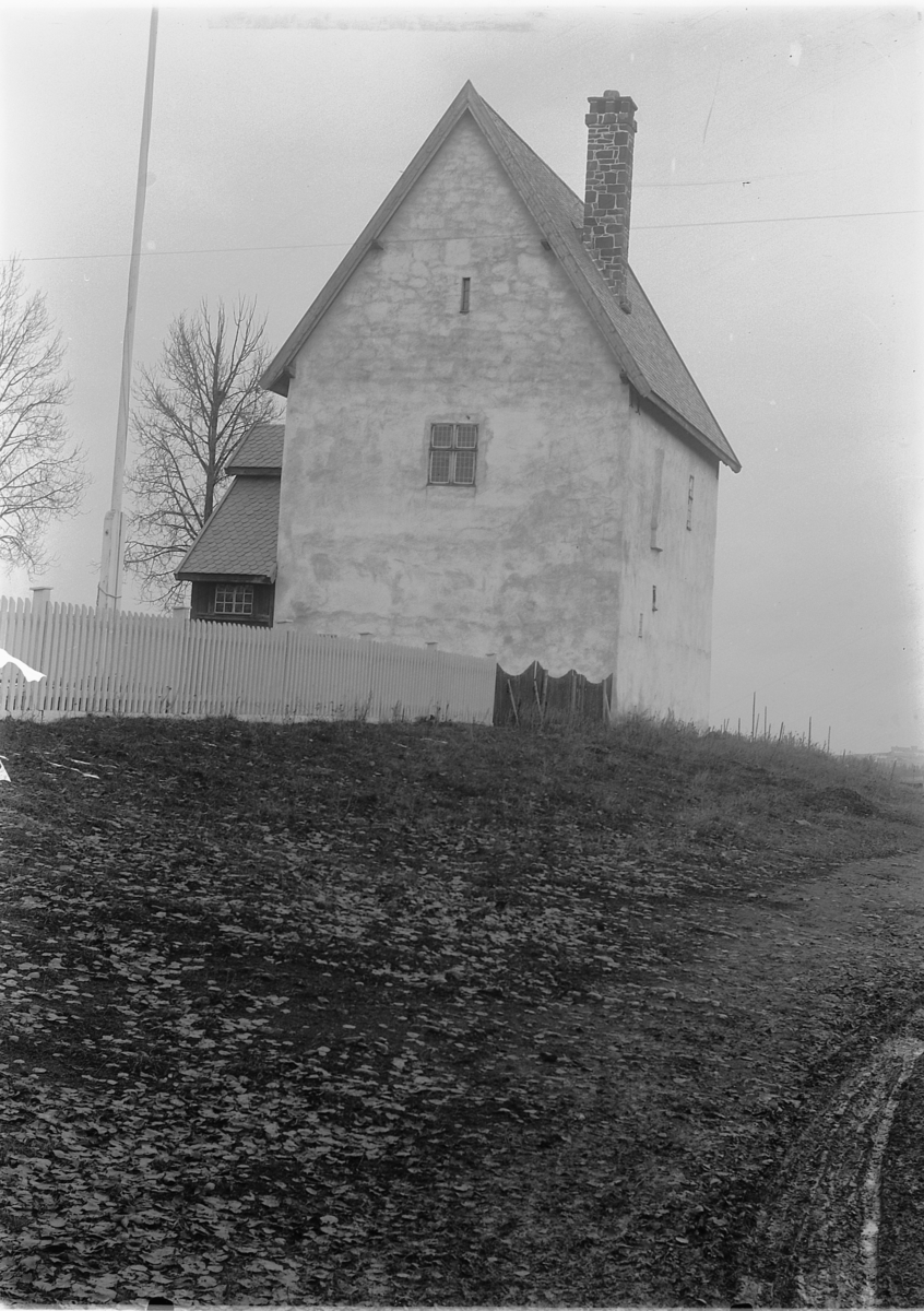 Kristoffer Horne, TÅRN (STEINHUSET) VED SØSTERKIRKENE PÅ GRANAVOLDEN, GRAN, HADELAND.