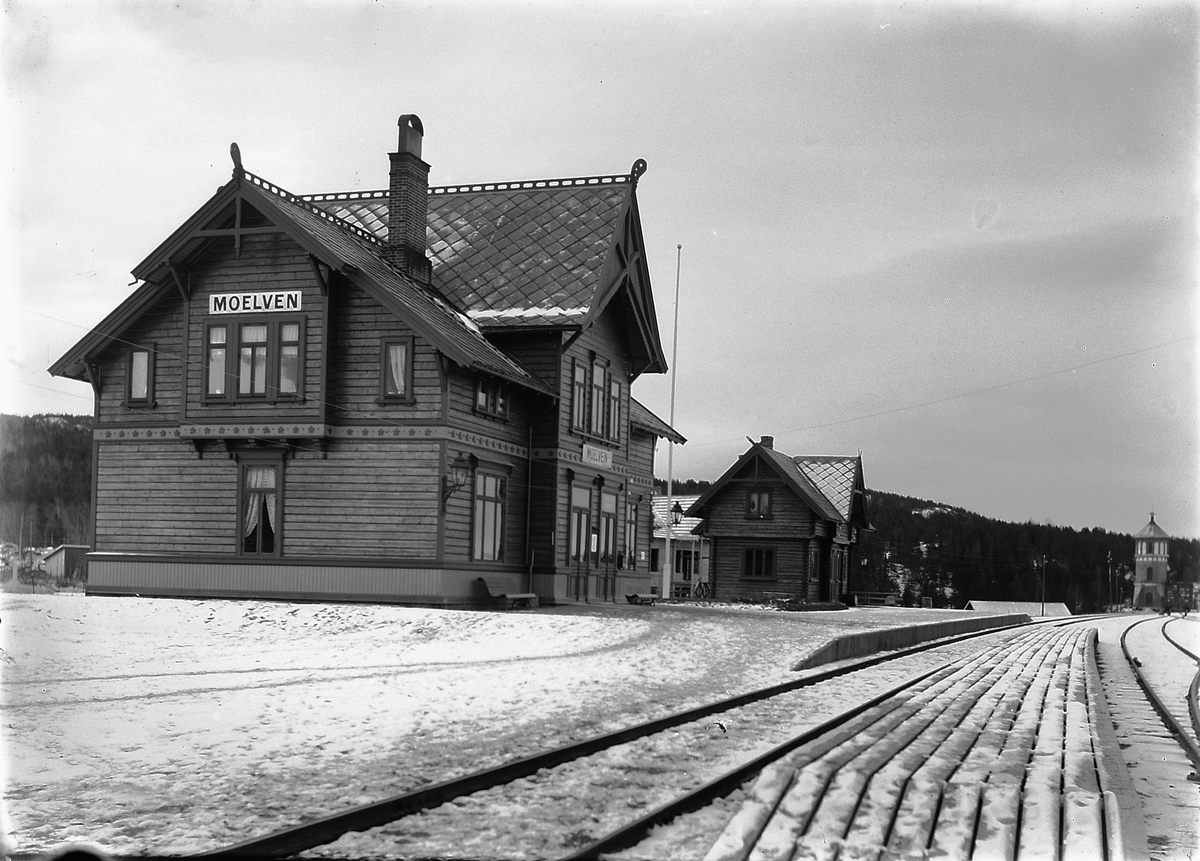Kristoffer Horne, MOELVEN JERNBANESTASJON CA. 1895, I BAKGR. VANNTÅRN.