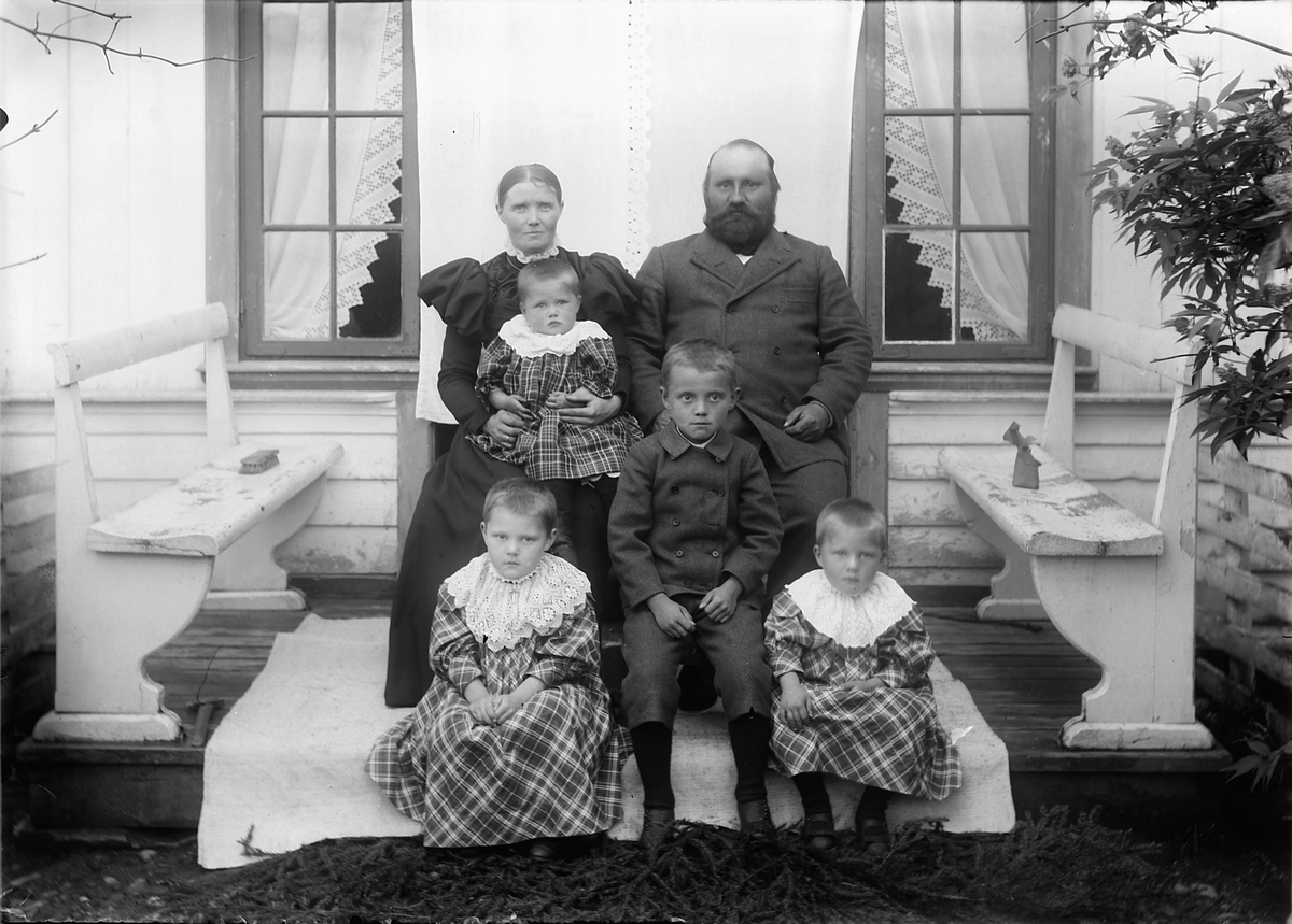Kristoffer Horne, Ukjent familiegruppe, seks personer.
