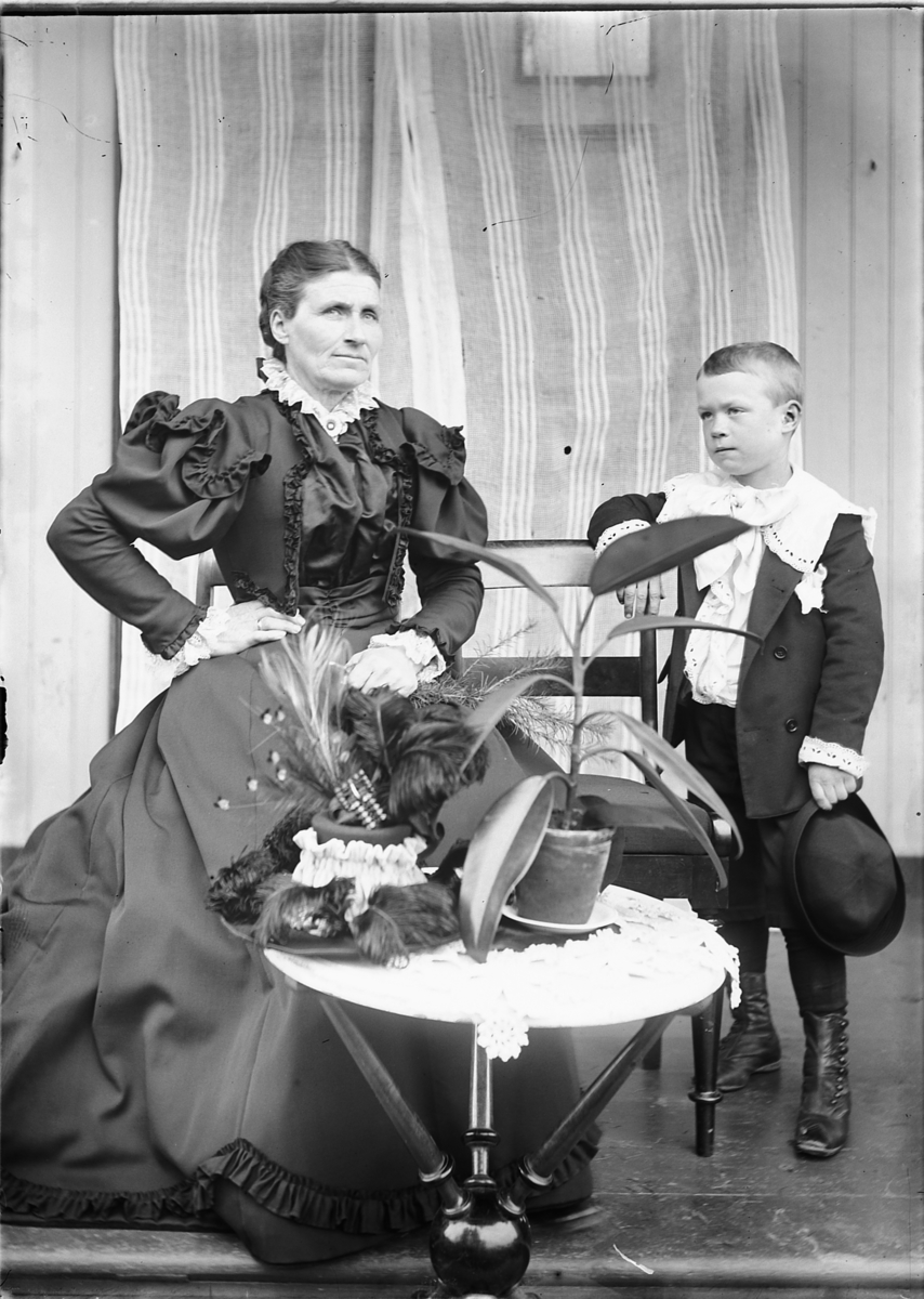 Kristoffer Horne, Ukjent kvinne og gutt sitter ved et bord.