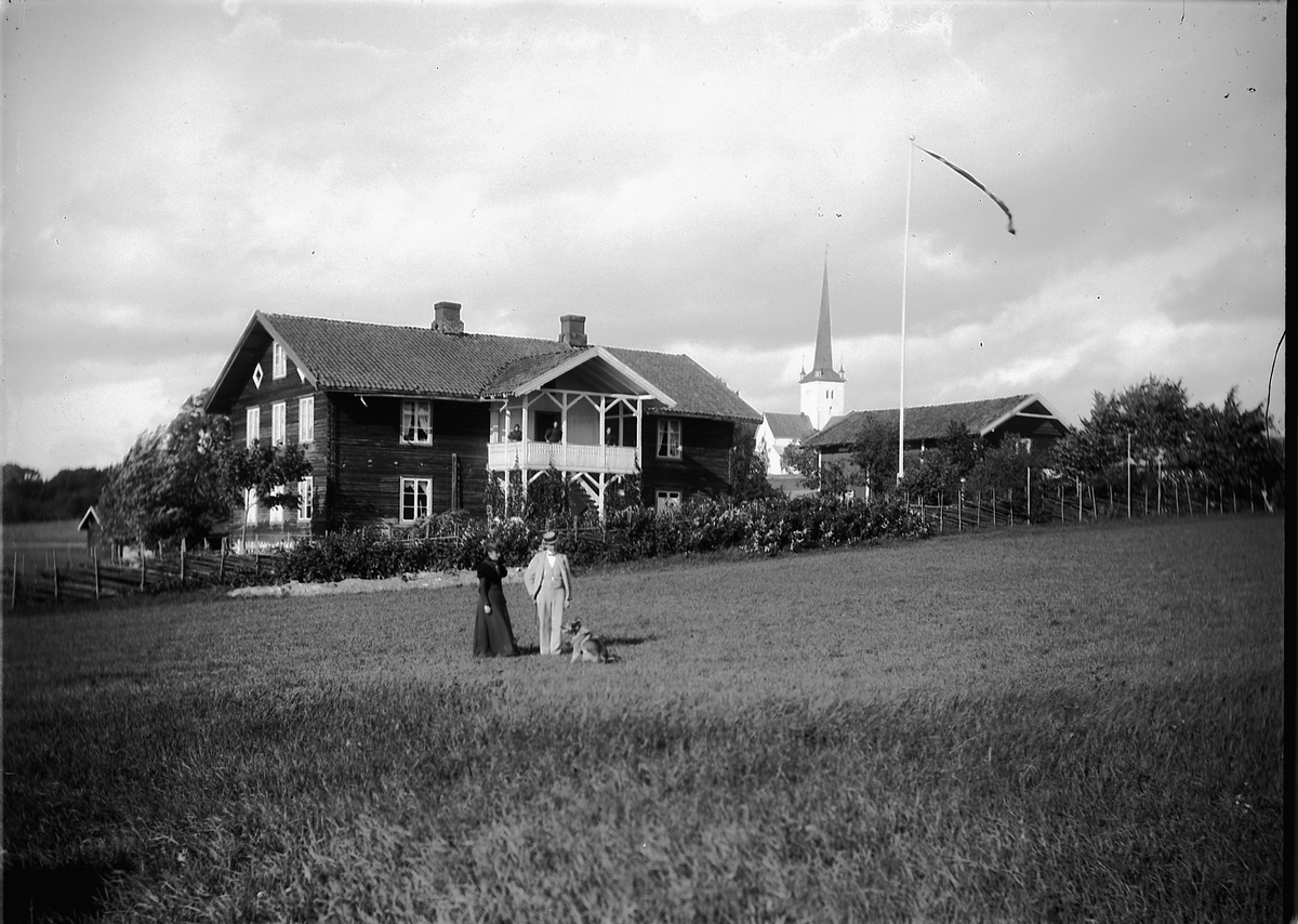 Kristoffer Horne, RINGSAKER HANDELSFORENING, RINGSTRAND. I bakgrunnen Ringsaker kirke.