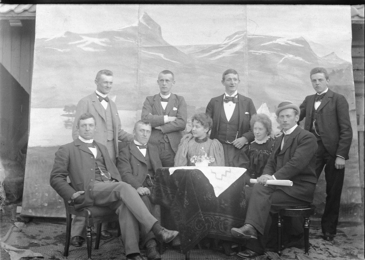 Kristoffer Horne, Gruppe menn og kvinner. Nr. fire fv: M. Berg og Hella Fjelstad. Mannen nr to f. h. er Darre.