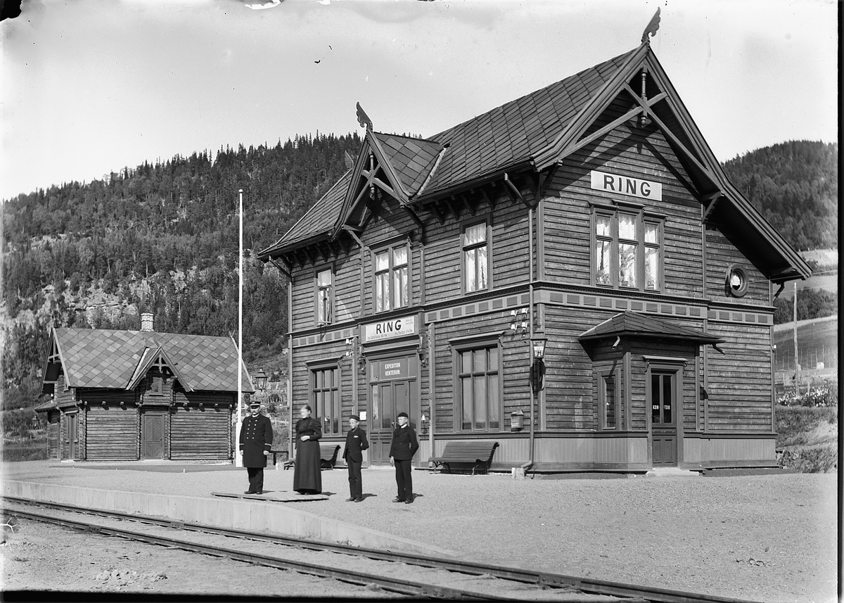 Kristoffer Horne, RING JERNBANESTASJON i Ringsaker, STASJONSBYGNING, STASJONSMESTER TAALE THORESEN SLAATTEN OG KONA OLINE FØDT HEGSVOLD, BARNA: CARL BERNHARD OG TORALV PÅ PERONGEN.