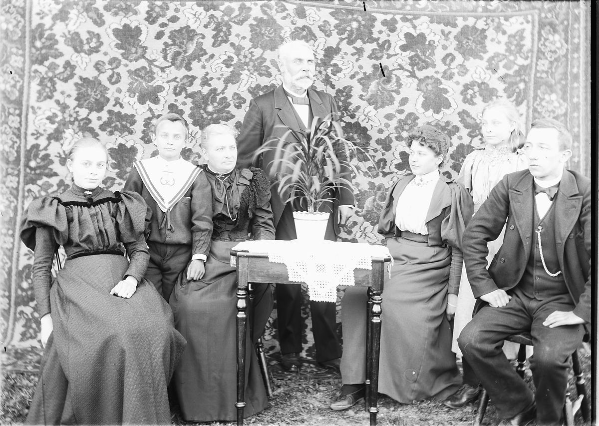 Kristoffer Horne, Ukjent familie samlet rundt et bord med en plante.